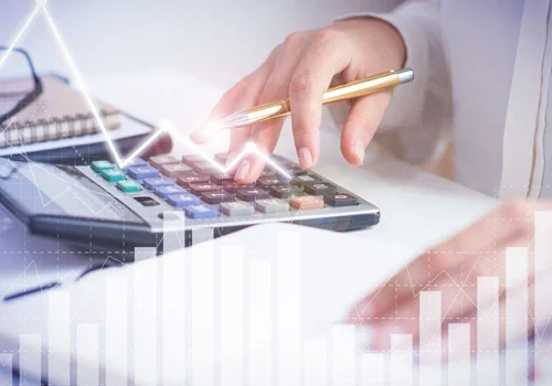Pessoa a usar calculadora com gráfico financeiro